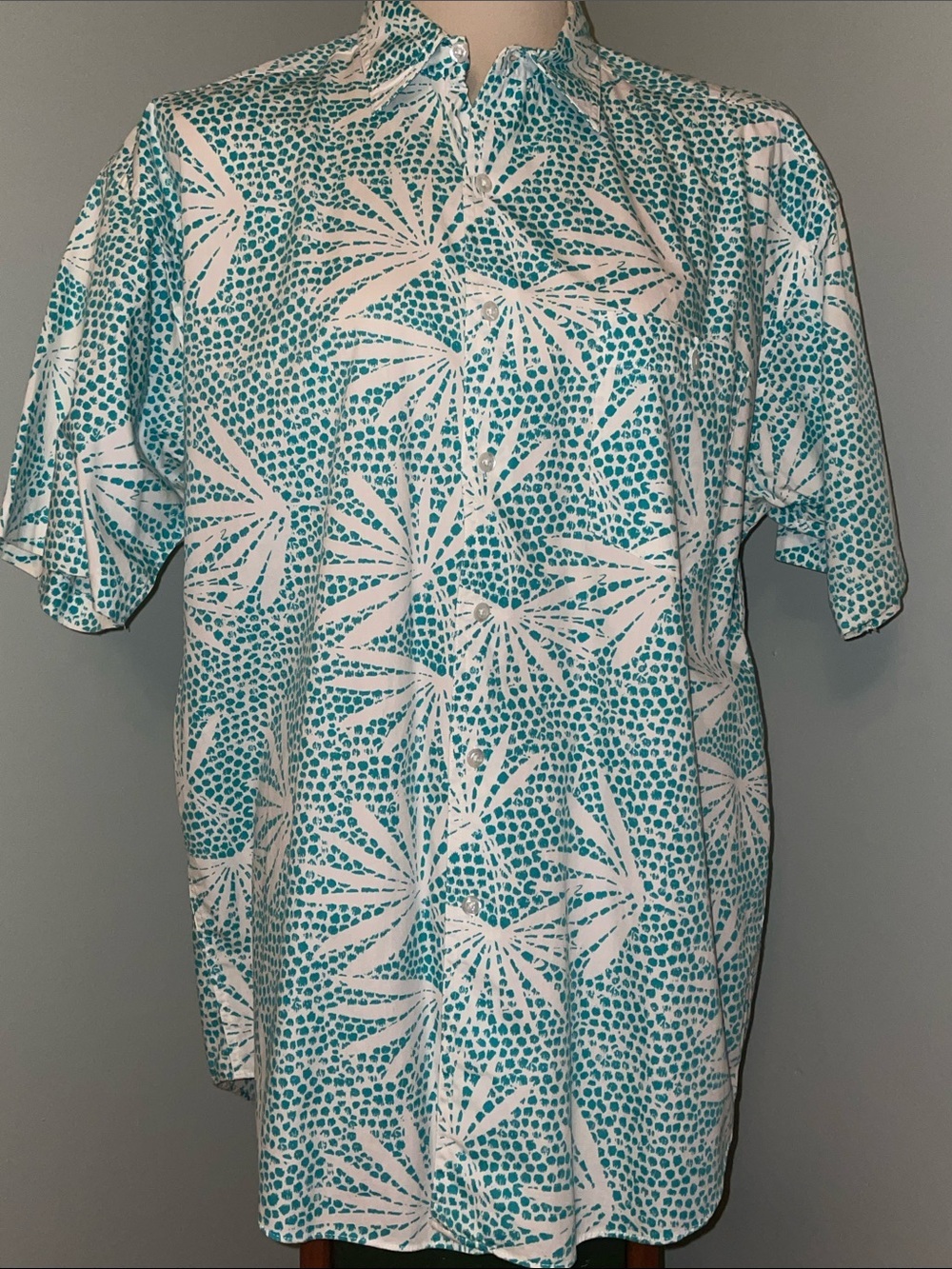 The Fox Collection Turquoise & White Tropical Print Button-Up Shirt. Large